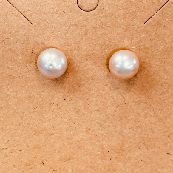 925 Sterling silver Genuine Freshwater Pearl Post Earrings 8.2mm - Picture 1 of 7